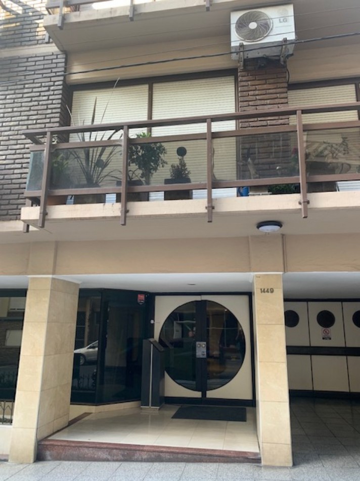 HERMOSO DEPARTAMENTO DE 3 AMBIENTES AL FRENTE CON BALCON Y COCHERA