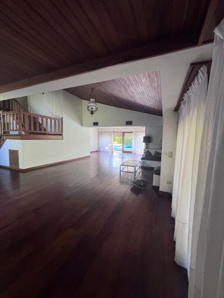 Nuevo valor !!!  Interesante propuesta !!!!VENTA IMPORTANTE CHALET, EN PINOS DE ANCHORENA, DESARROLADO  EN DOS PLANTAS, GJE. DOBLE EN PARALELO, PARRILLA, PARQUE Y PISCINA