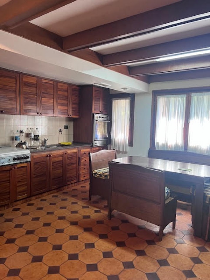 VENTA IMPORTANTE CHALET, EN PINOS DE ANCHORENA, DESARROLADO  EN DOS PLANTAS, GJE. DOBLE EN PARALELO, PARRILLA, PARQUE Y PISCINA