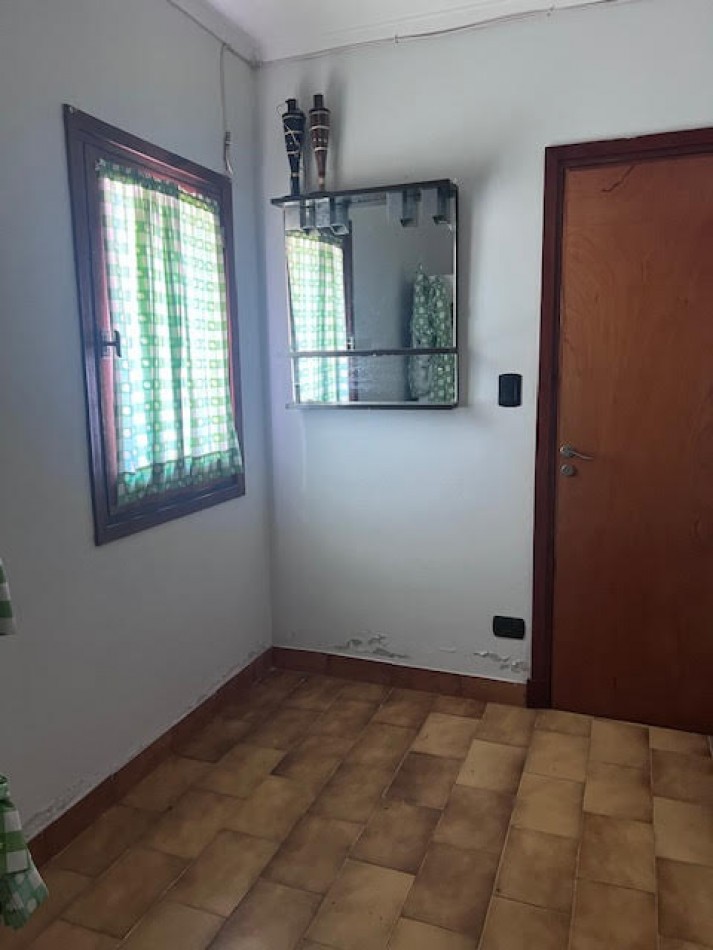 Nuevo valor !!!  Interesante propuesta !!!!VENTA IMPORTANTE CHALET, EN PINOS DE ANCHORENA, DESARROLADO  EN DOS PLANTAS, GJE. DOBLE EN PARALELO, PARRILLA, PARQUE Y PISCINA