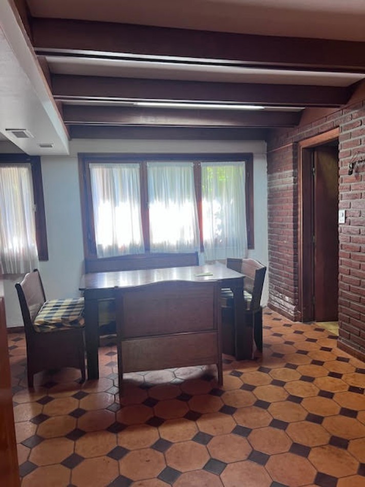 Nuevo valor !!!  Interesante propuesta !!!!VENTA IMPORTANTE CHALET, EN PINOS DE ANCHORENA, DESARROLADO  EN DOS PLANTAS, GJE. DOBLE EN PARALELO, PARRILLA, PARQUE Y PISCINA