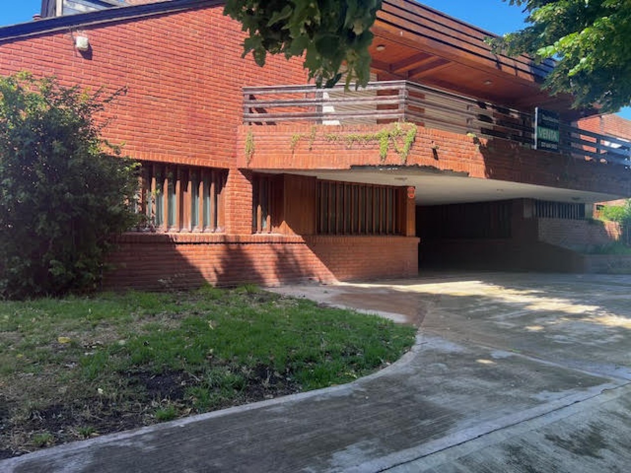 Nuevo valor !!!  Interesante propuesta !!!!VENTA IMPORTANTE CHALET, EN PINOS DE ANCHORENA, DESARROLADO  EN DOS PLANTAS, GJE. DOBLE EN PARALELO, PARRILLA, PARQUE Y PISCINA