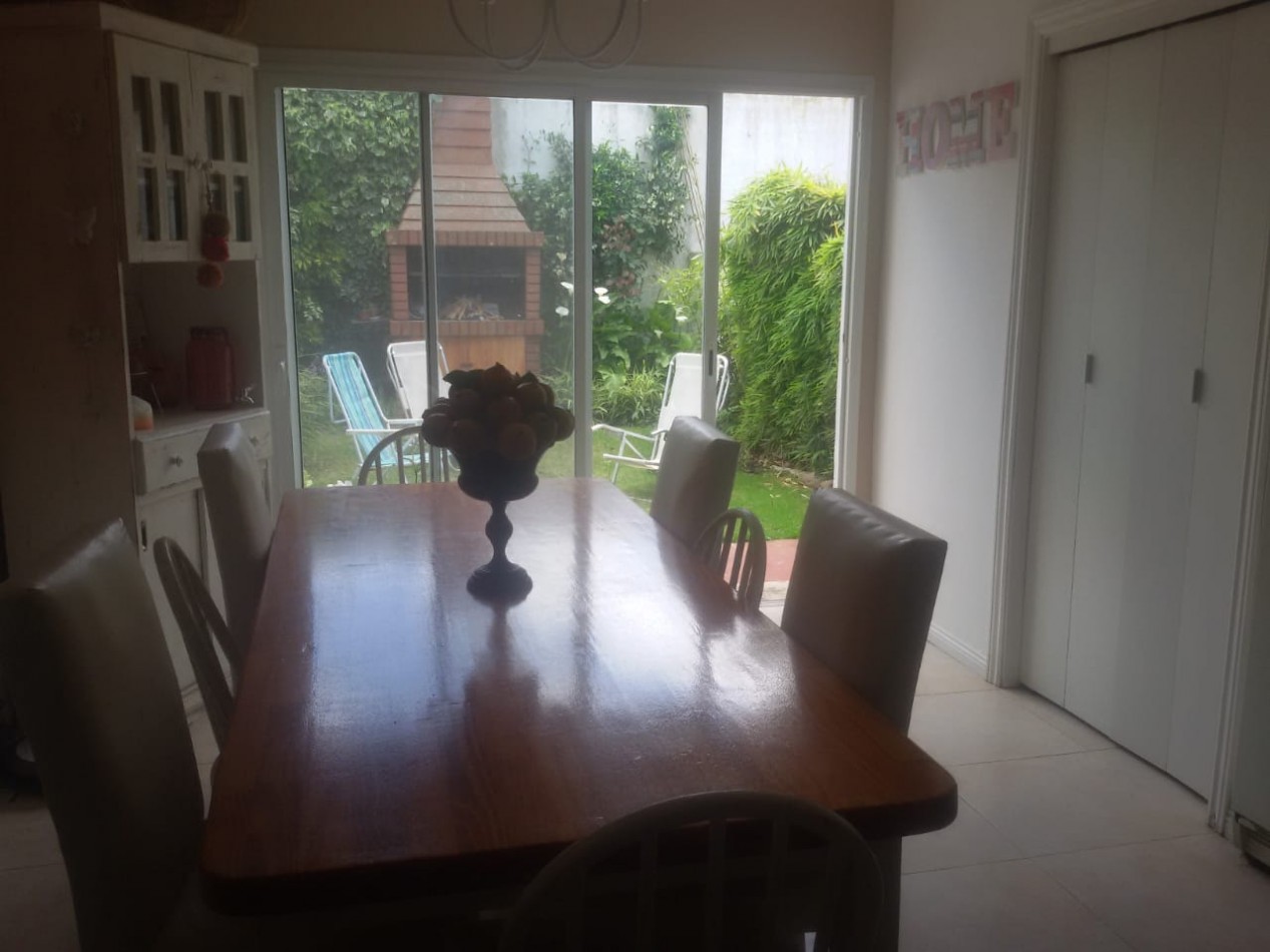 VENTA HERMOSO DUPLEX !!!! DE 3 AMB. CON PARQUE Y ENTRADA DE AUTO, ZONA GRUTA !!!! CASA CON VIDA !!!