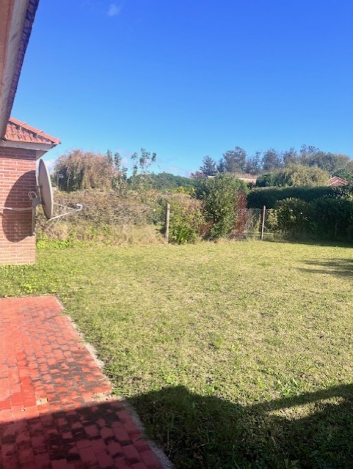 venta chalet tipico, de 3 ambientes con entrada de auto semi  cubierta y gran parque, barrio lomas del  golf !!!!