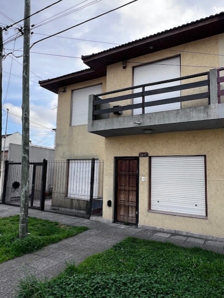 venta duplex de 4  amb. con entrada de auto, patio, y 1 dormitorios  en PB, ideal !!!