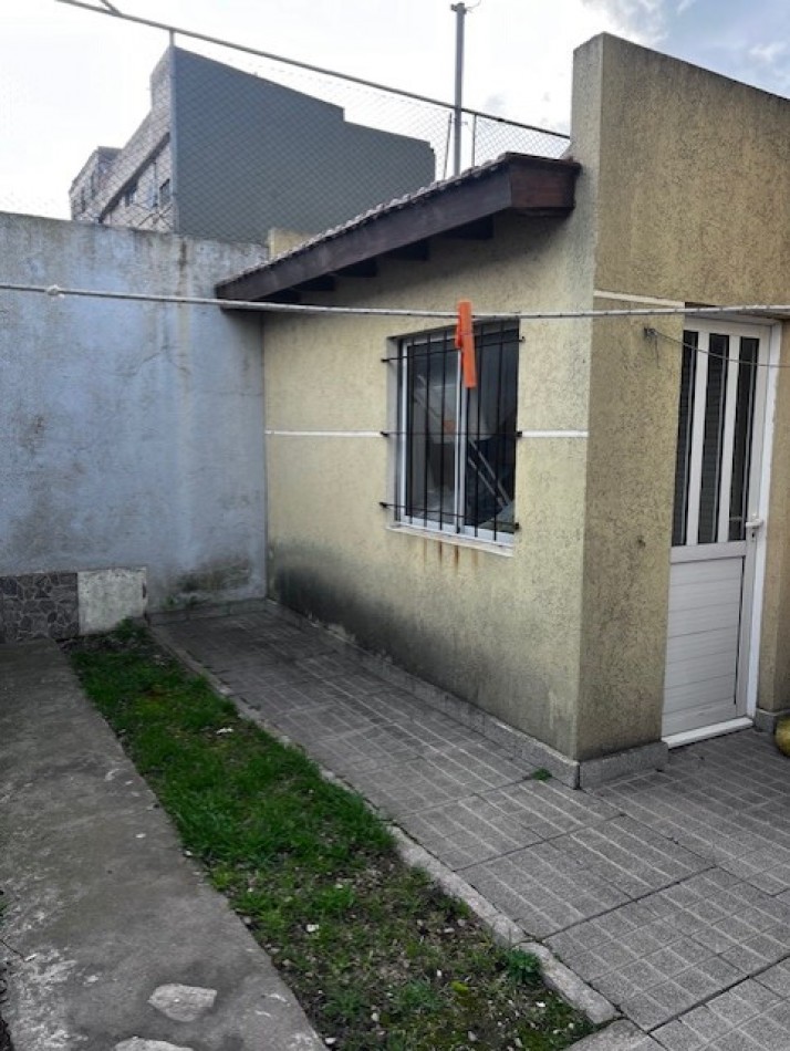 venta duplex de 4  amb. con entrada de auto, patio, y 1 dormitorios  en PB, ideal !!!