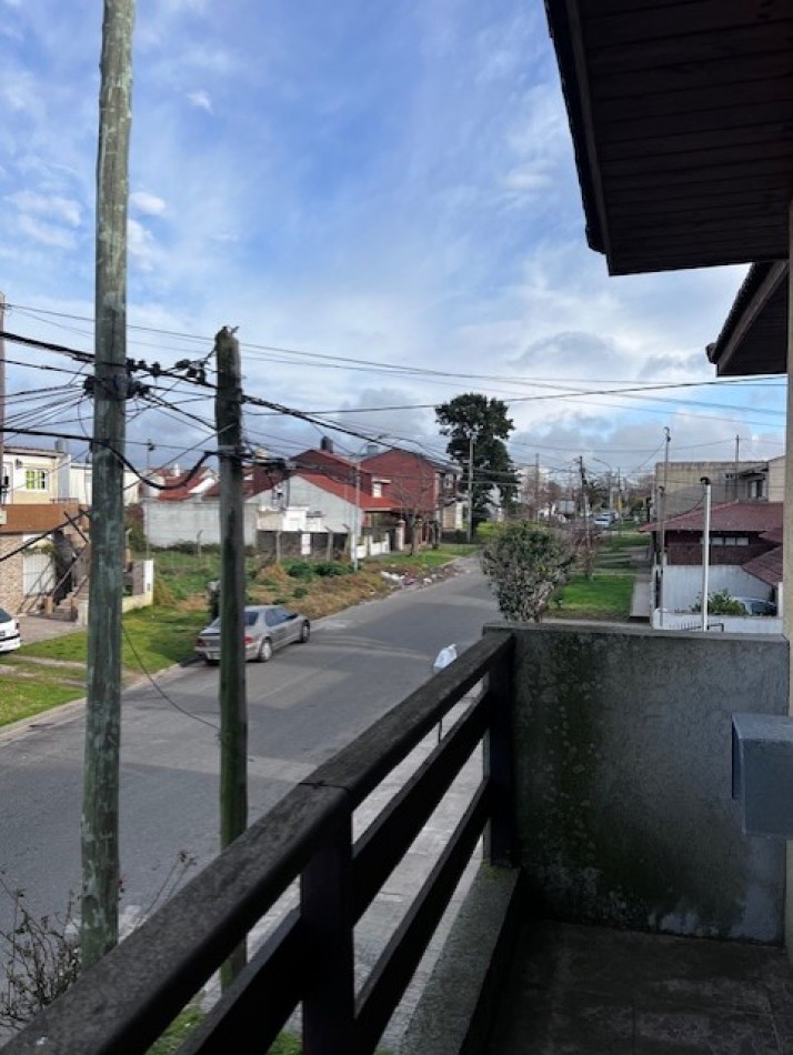 venta duplex de 4  amb. con entrada de auto, patio, y 1 dormitorios  en PB, ideal !!!