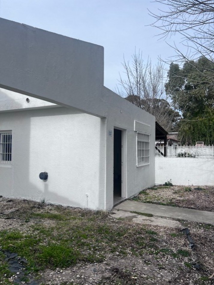 NUEVO VALOR!!! RETASADA !!!  VENTA CASA AMERICANA EN LOTE PROPIO !!! casa de 3 amb. o casa con dpto independiente, apta dos familias,  en caisamar con gran lote y posibilidades de ampliar