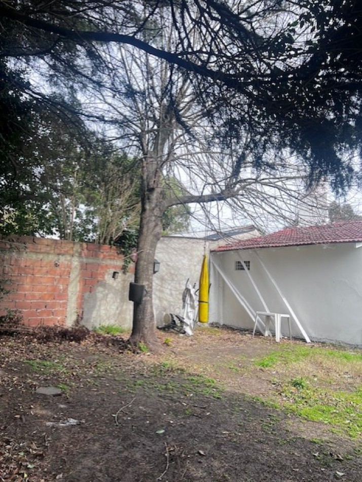 NUEVO VALOR!!! RETASADA !!!  VENTA CASA AMERICANA EN LOTE PROPIO !!! casa de 3 amb. o casa con dpto independiente, apta dos familias,  en caisamar con gran lote y posibilidades de ampliar