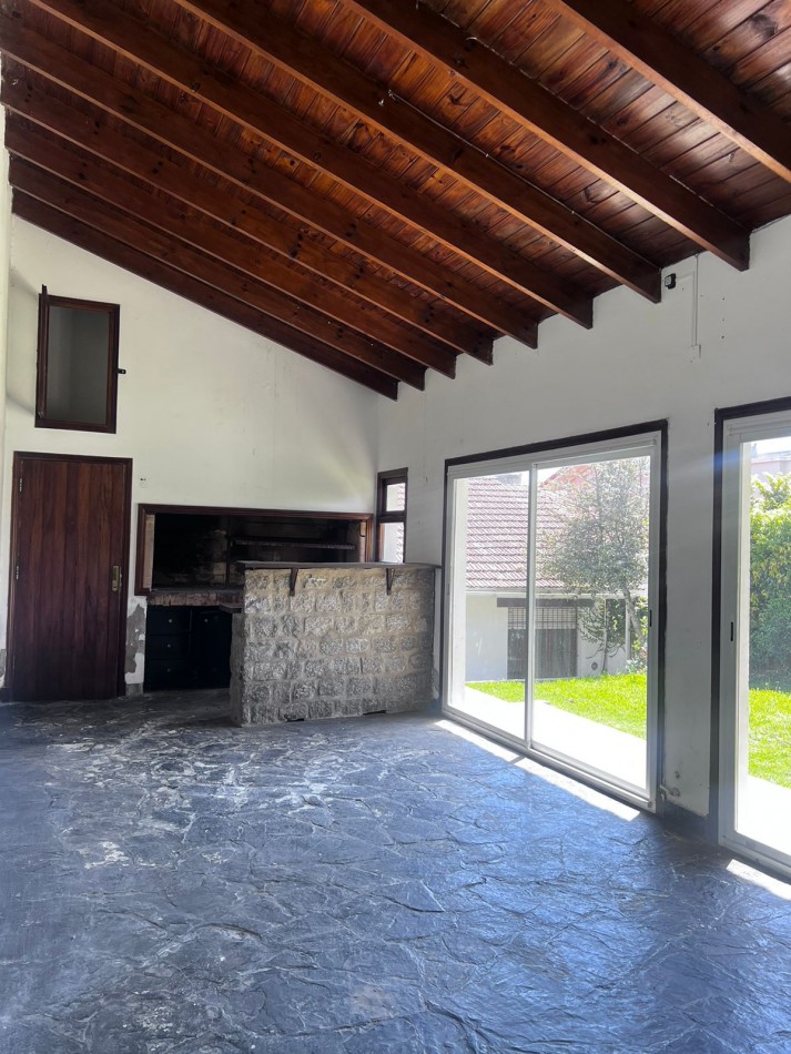 VENTA Chalet de estilo clasico 4 amb con dependencias, garaje, quincho y parque en Chauvin 