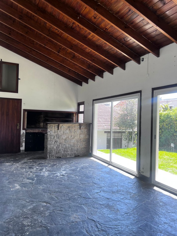 VENTA Chalet de estilo clasico 4 amb con dependencias, garaje, quincho y parque en Chauvin 