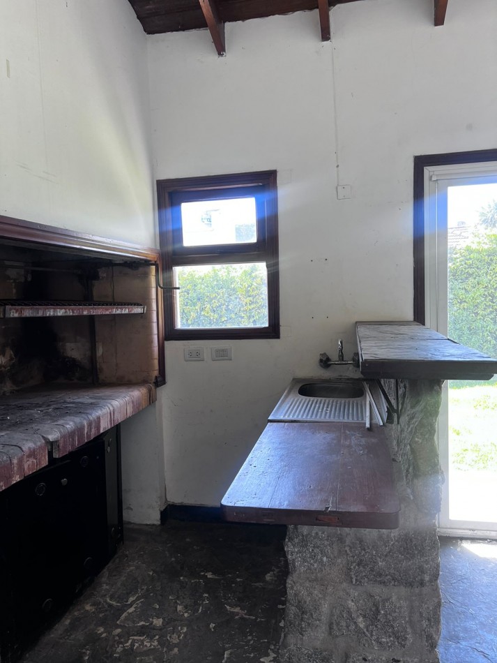 VENTA Chalet de estilo clasico 4 amb con dependencias, garaje, quincho y parque en Chauvin 