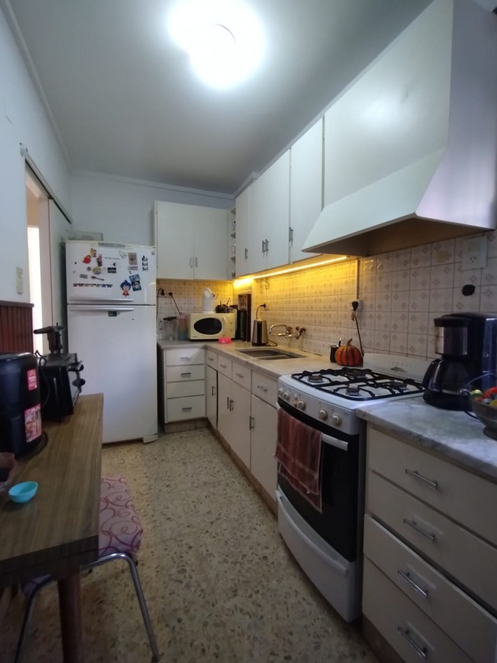 VENTA DEPARTAMENTO, 3 AMB. CON DEPENDENCIAS COMPLETAS, AL FRENTE CON BALCON Y PATIO, ZONA CENTRO !!!!