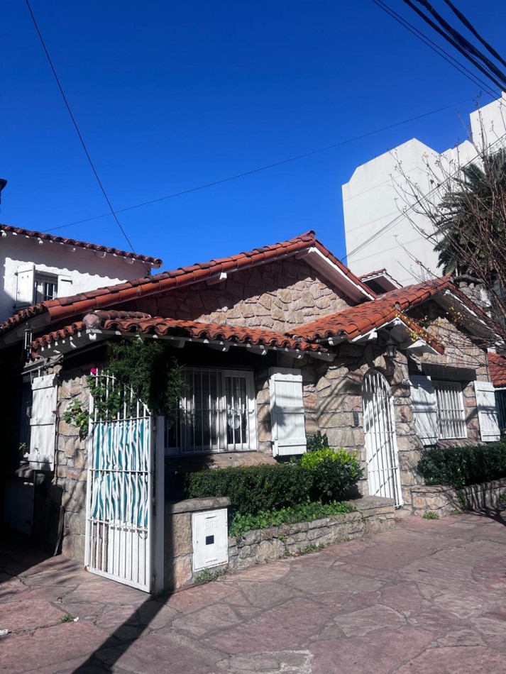 VENTA CHALET ZONA GUEMES, A METROS DEL SHOPPING, CHALET TIPICO MDP, 3 amb. mas dependencias dobles con baño, garaje y patio