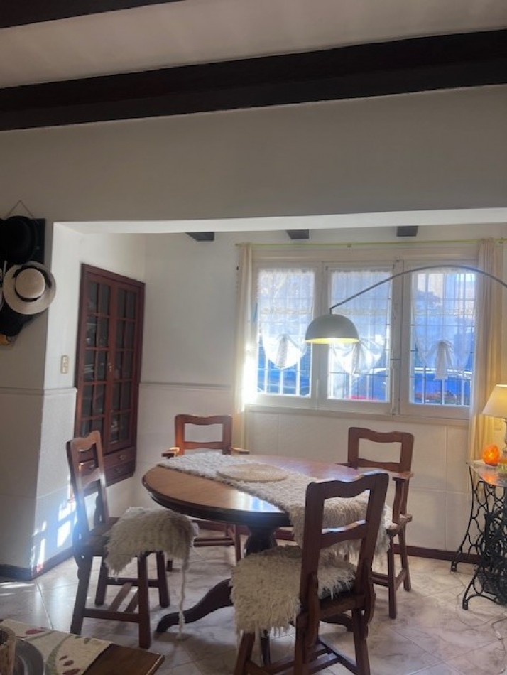 VENTA CHALET ZONA GUEMES, A METROS DEL SHOPPING, CHALET TIPICO MDP, 3 amb. mas dependencias dobles con baño, garaje y patio