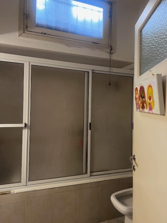 VENTA CHALET ZONA GUEMES, A METROS DEL SHOPPING, CHALET TIPICO MDP, 3 amb. mas dependencias dobles con baño, garaje y patio