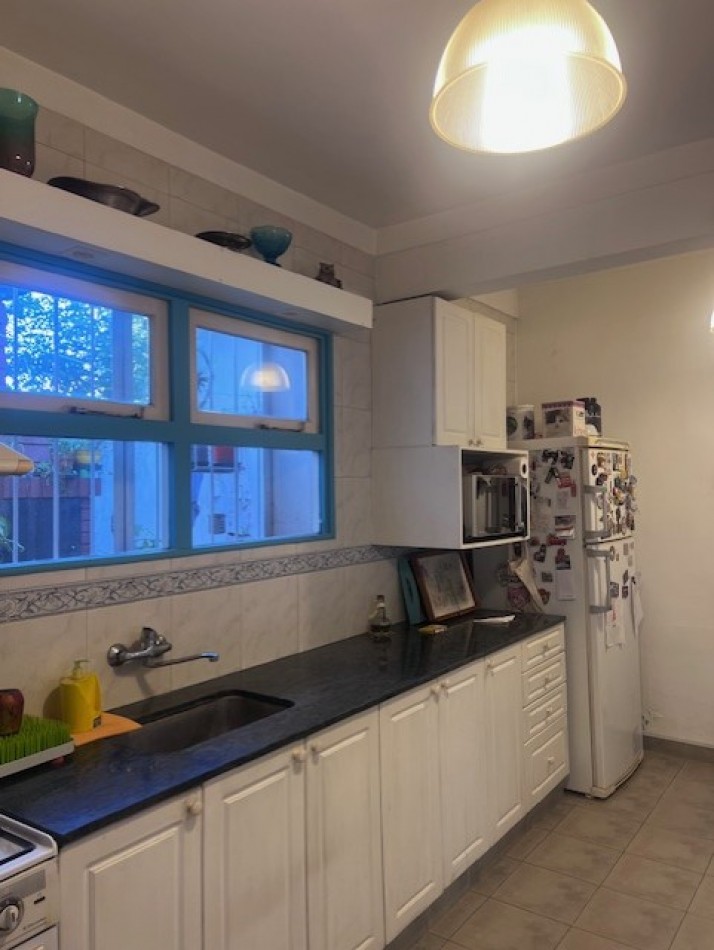 VENTA CHALET ZONA GUEMES, A METROS DEL SHOPPING, CHALET TIPICO MDP, 3 amb. mas dependencias dobles con baño, garaje y patio