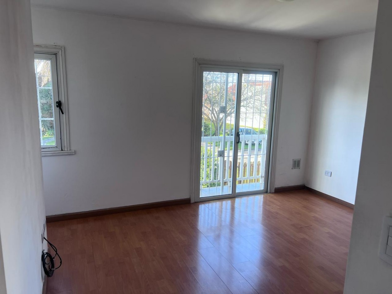 VENTA HERMOSO DUPLEX DE 4 AMBIENTES, ENTRADA D E AUTO Y PARQUE, ZONA CONSTITUCION