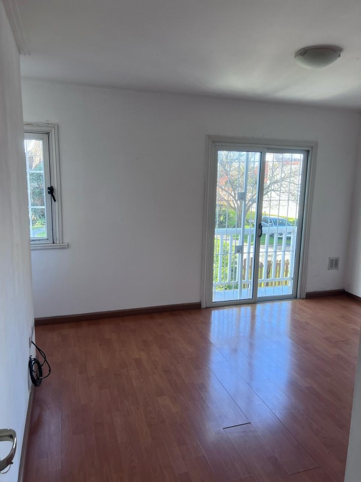VENTA HERMOSO DUPLEX DE 4 AMBIENTES, ENTRADA D E AUTO Y PARQUE, ZONA CONSTITUCION