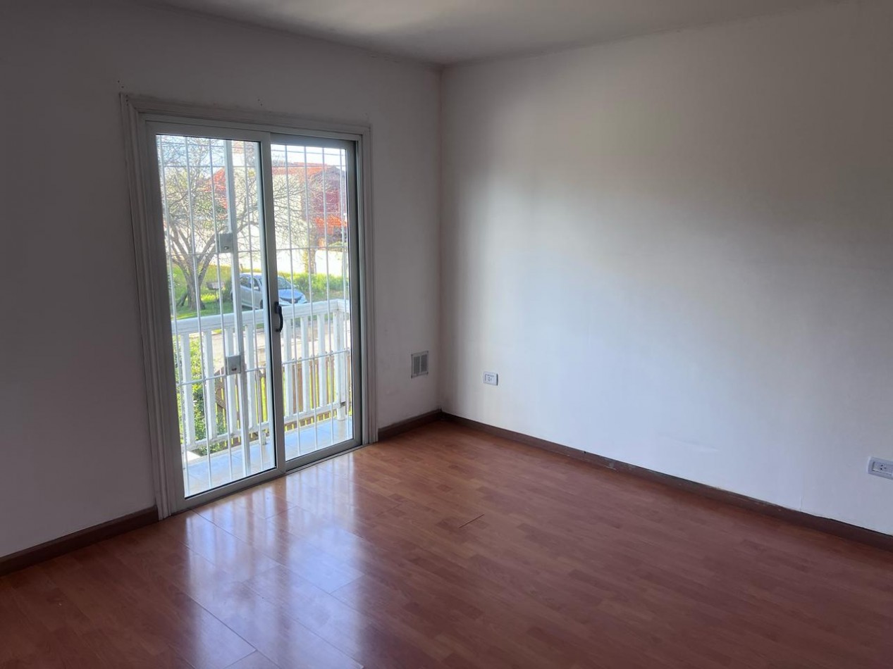 VENTA HERMOSO DUPLEX DE 4 AMBIENTES, ENTRADA D E AUTO Y PARQUE, ZONA CONSTITUCION