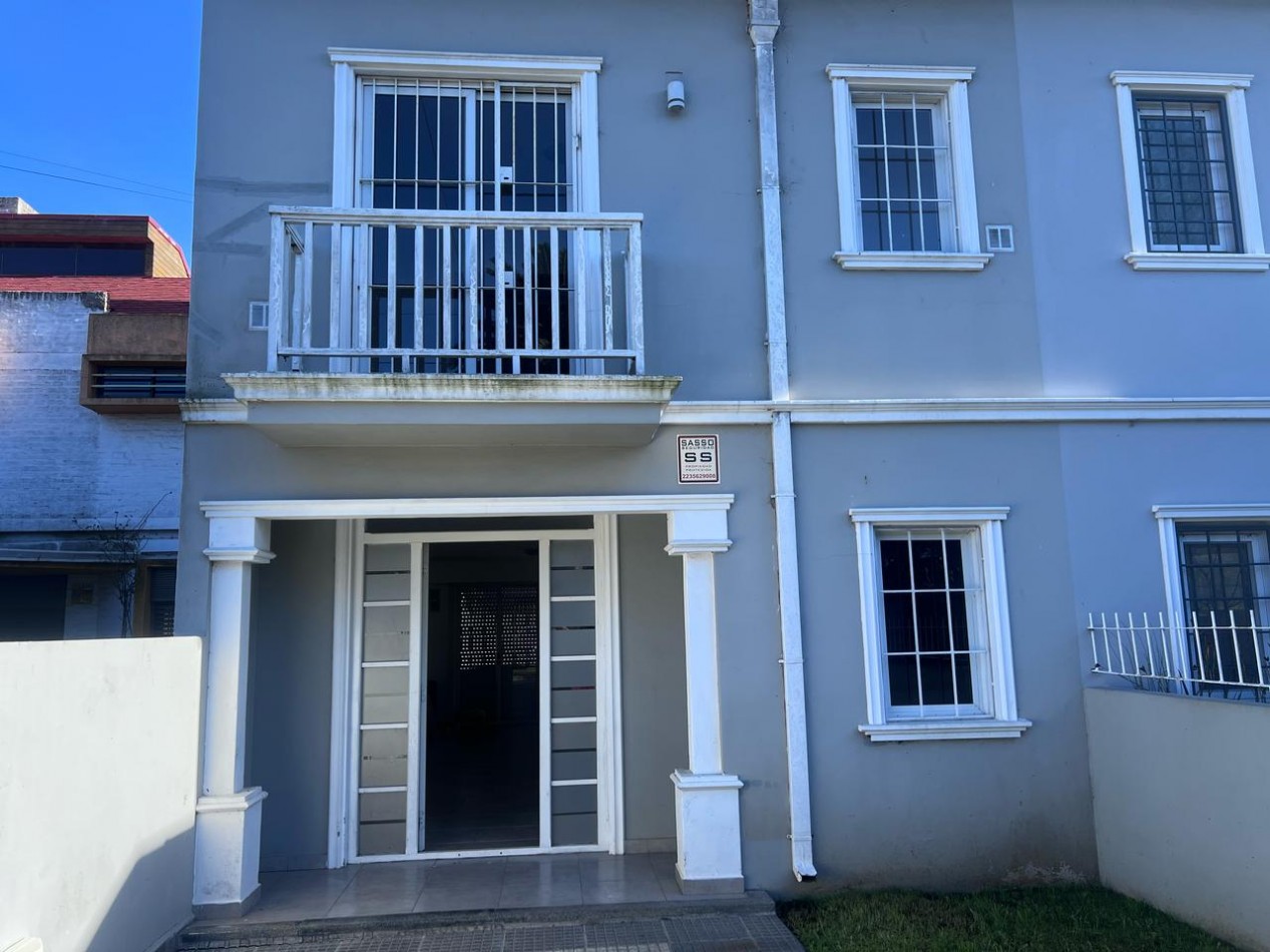 VENTA HERMOSO DUPLEX DE 4 AMBIENTES, ENTRADA D E AUTO Y PARQUE, ZONA CONSTITUCION