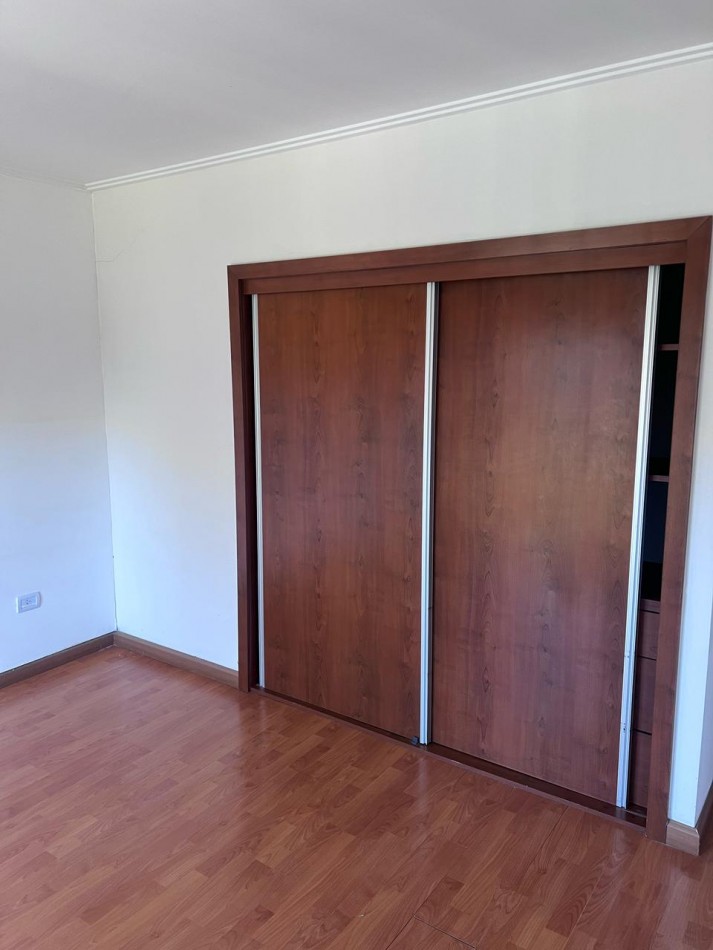 VENTA HERMOSO DUPLEX DE 4 AMBIENTES, ENTRADA D E AUTO Y PARQUE, ZONA CONSTITUCION