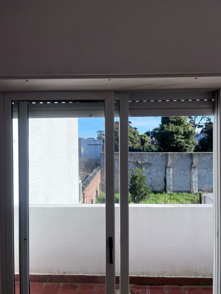 VENTA HERMOSO DUPLEX DE 4 AMBIENTES, ENTRADA D E AUTO Y PARQUE, ZONA CONSTITUCION