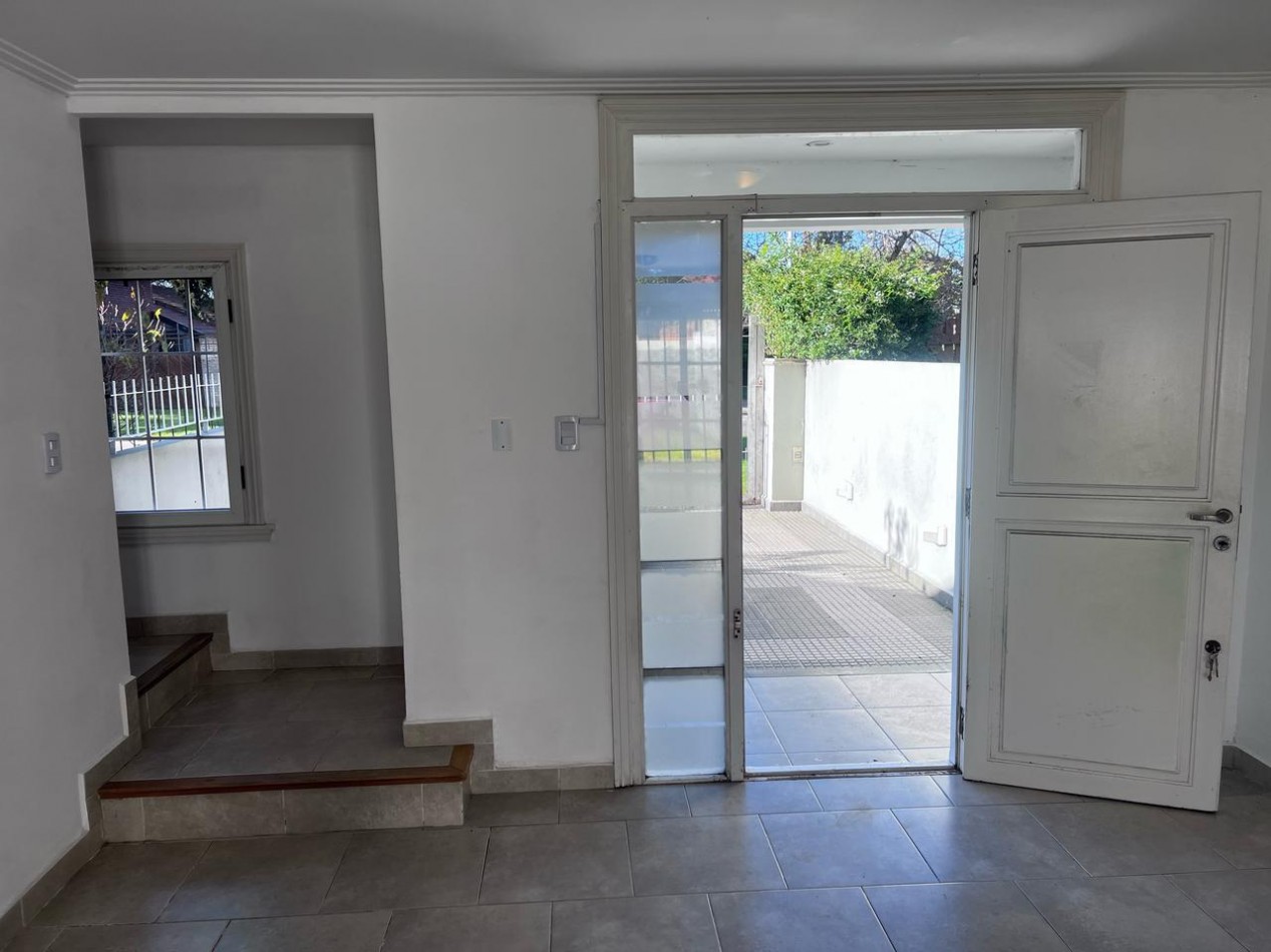 VENTA HERMOSO DUPLEX DE 4 AMBIENTES, ENTRADA D E AUTO Y PARQUE, ZONA CONSTITUCION