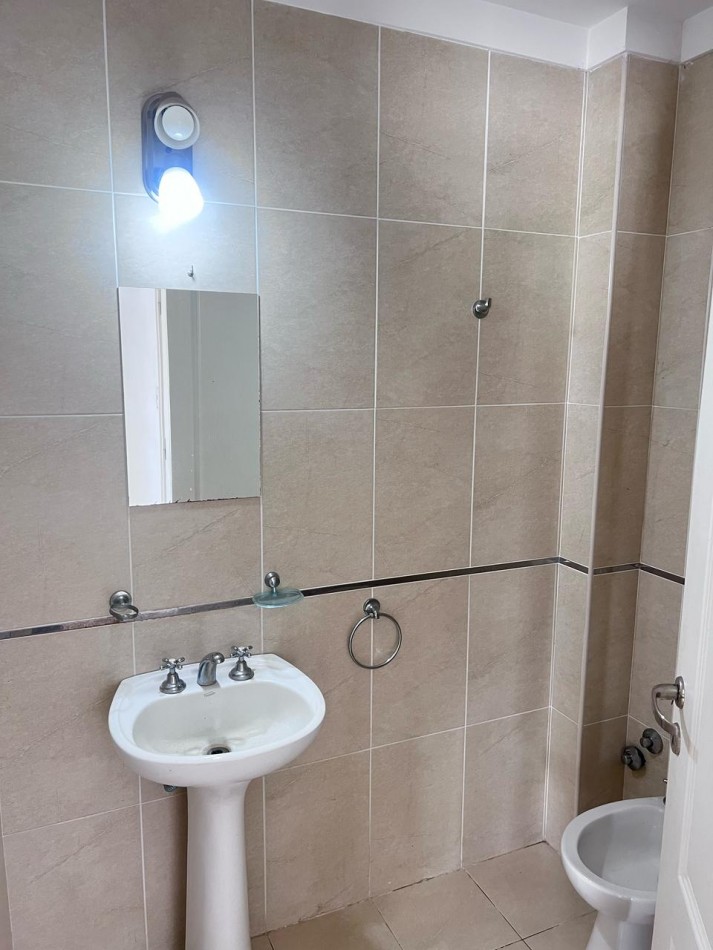VENTA HERMOSO DUPLEX DE 4 AMBIENTES, ENTRADA D E AUTO Y PARQUE, ZONA CONSTITUCION