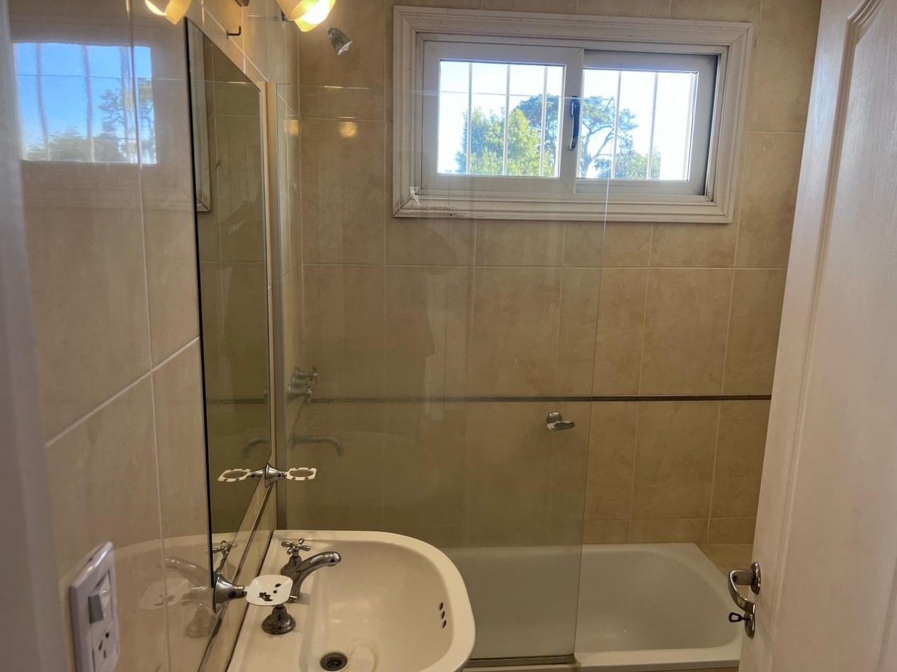 VENTA HERMOSO DUPLEX DE 4 AMBIENTES, ENTRADA D E AUTO Y PARQUE, ZONA CONSTITUCION