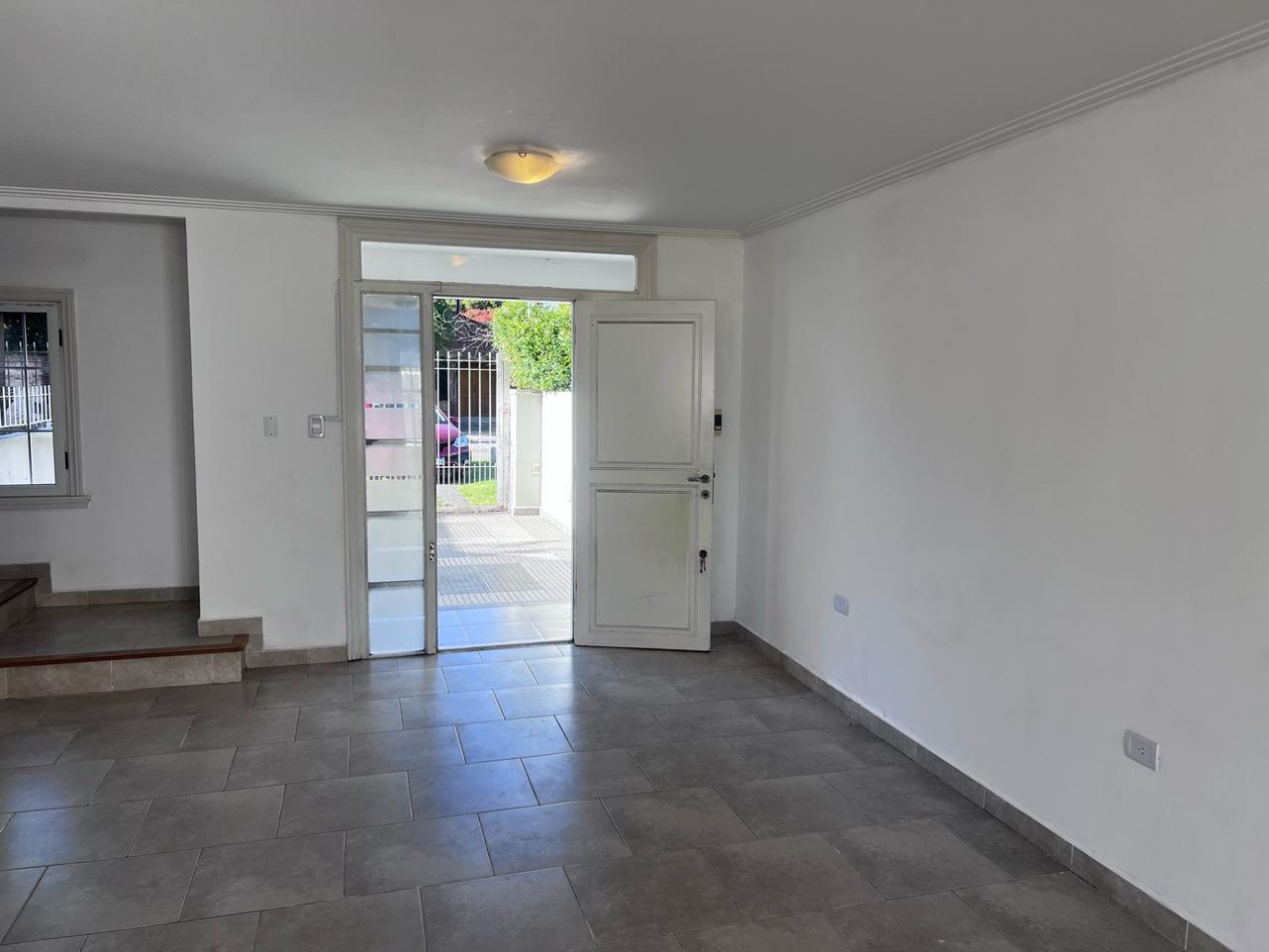 VENTA HERMOSO DUPLEX DE 4 AMBIENTES, ENTRADA D E AUTO Y PARQUE, ZONA CONSTITUCION
