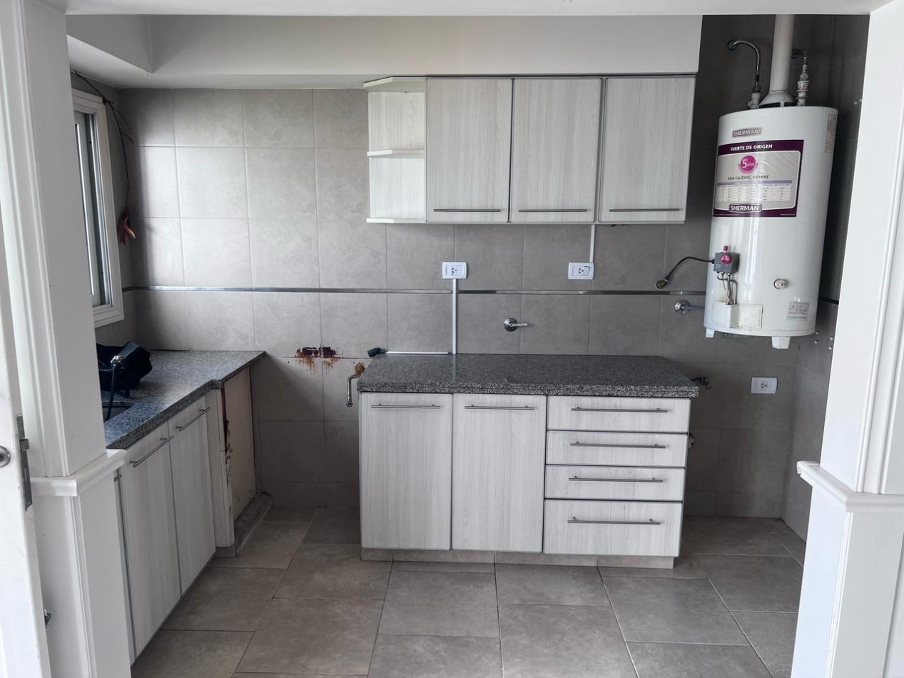 VENTA HERMOSO DUPLEX DE 4 AMBIENTES, ENTRADA D E AUTO Y PARQUE, ZONA CONSTITUCION