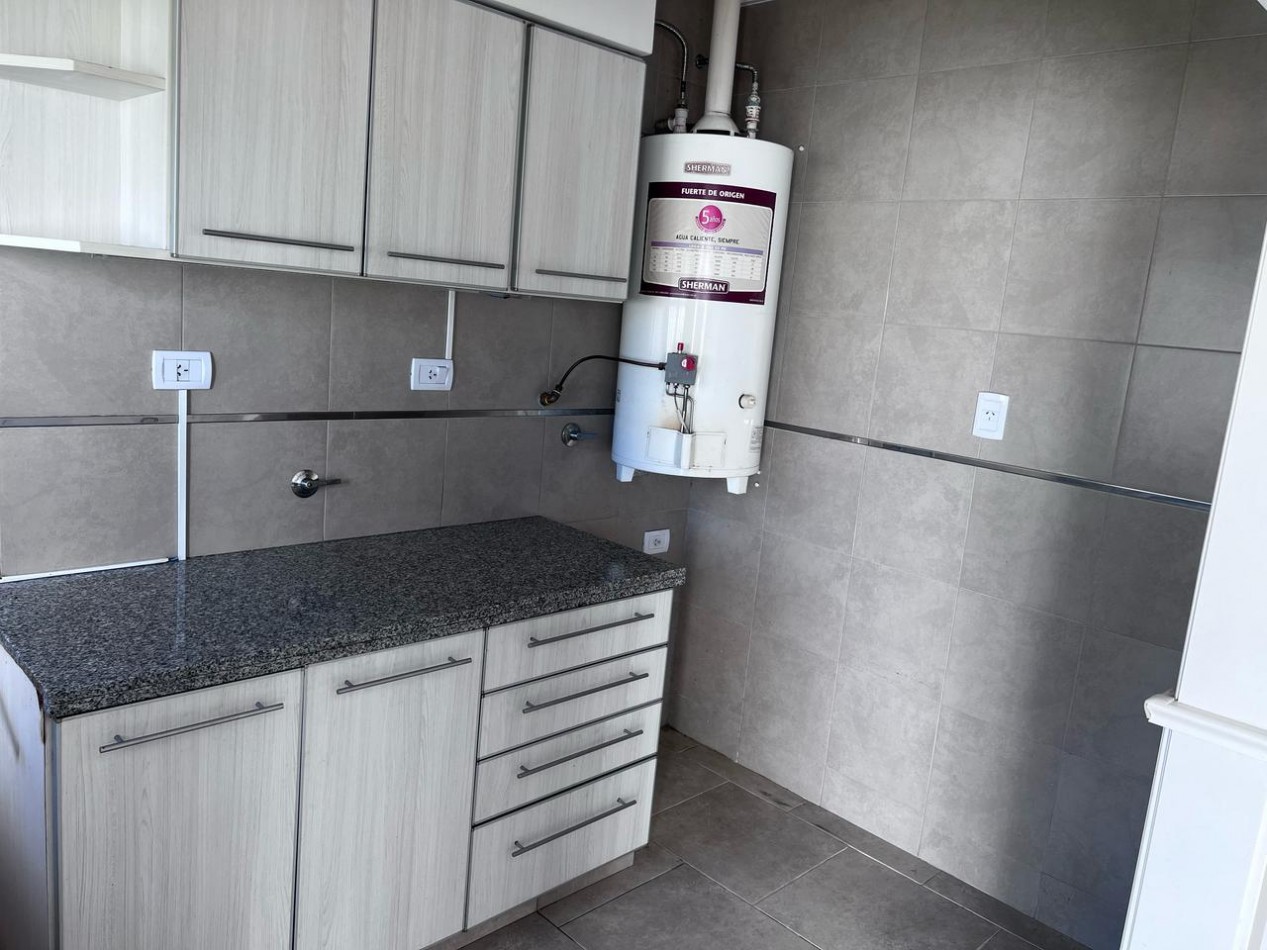 VENTA HERMOSO DUPLEX DE 4 AMBIENTES, ENTRADA D E AUTO Y PARQUE, ZONA CONSTITUCION