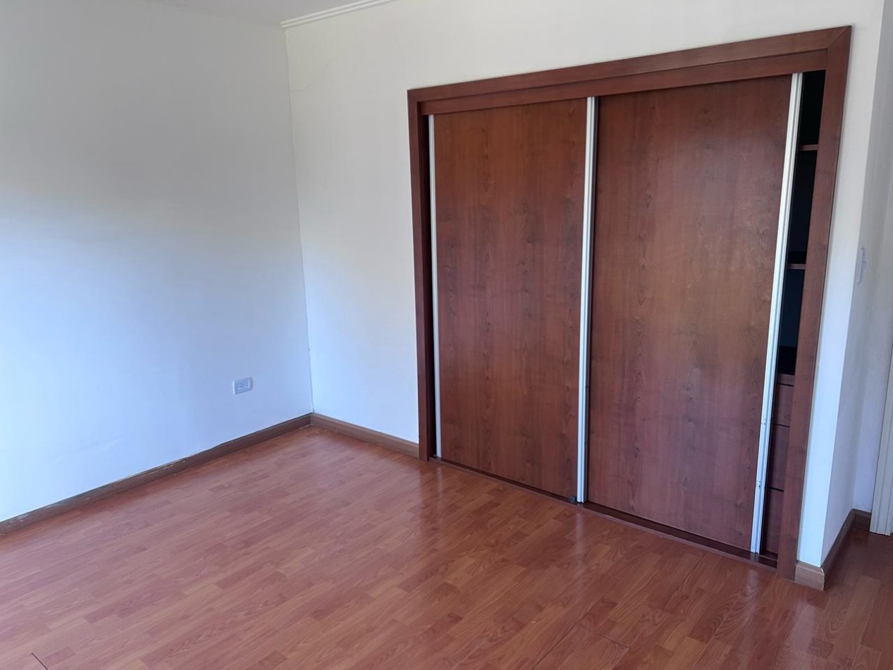 VENTA HERMOSO DUPLEX DE 4 AMBIENTES, ENTRADA D E AUTO Y PARQUE, ZONA CONSTITUCION
