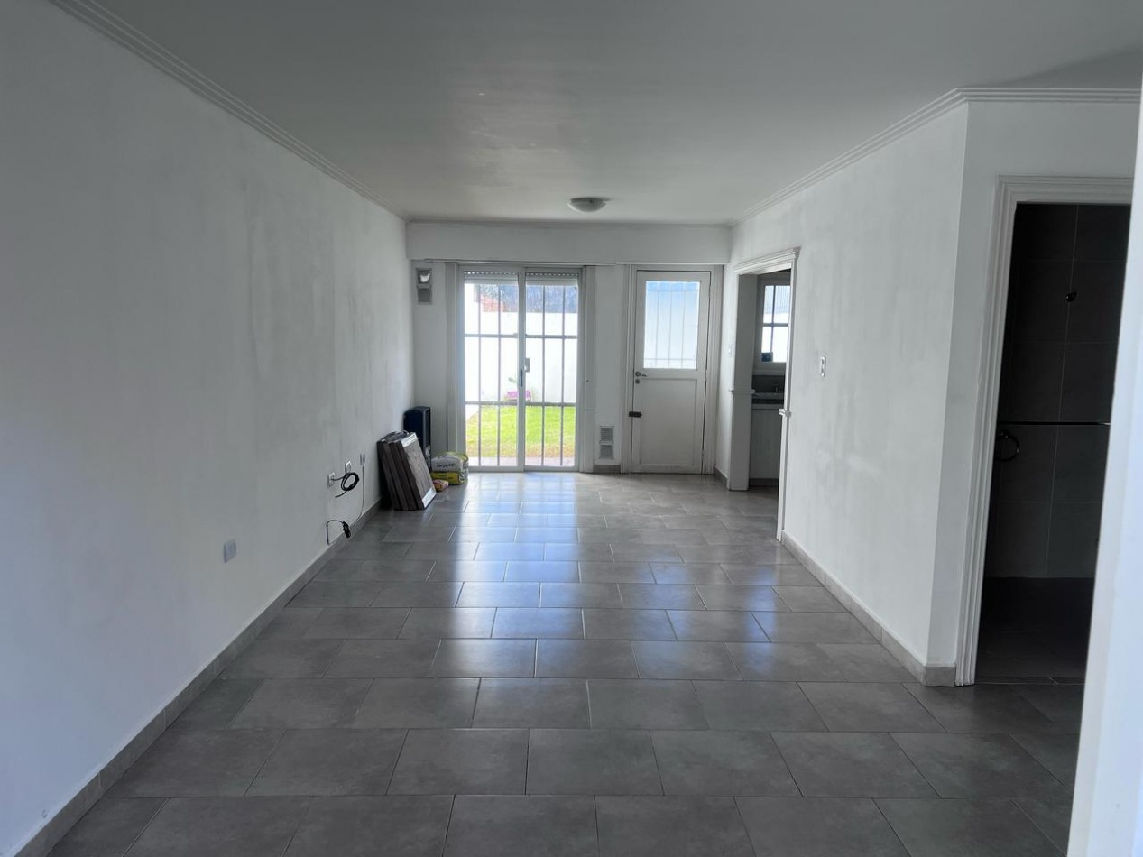 VENTA HERMOSO DUPLEX DE 4 AMBIENTES, ENTRADA D E AUTO Y PARQUE, ZONA CONSTITUCION