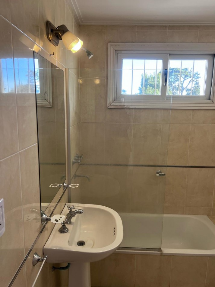 VENTA HERMOSO DUPLEX DE 4 AMBIENTES, ENTRADA D E AUTO Y PARQUE, ZONA CONSTITUCION