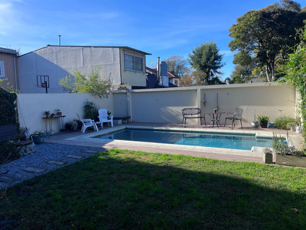 VENTA EN ZONA LOS PINARES, HERMOSO CHALET DE 4 DORMITORIOS, GARAGE, QUINCHO PARQUE Y PISCINA, IMPECABLE ESTADO Y CALIDAD