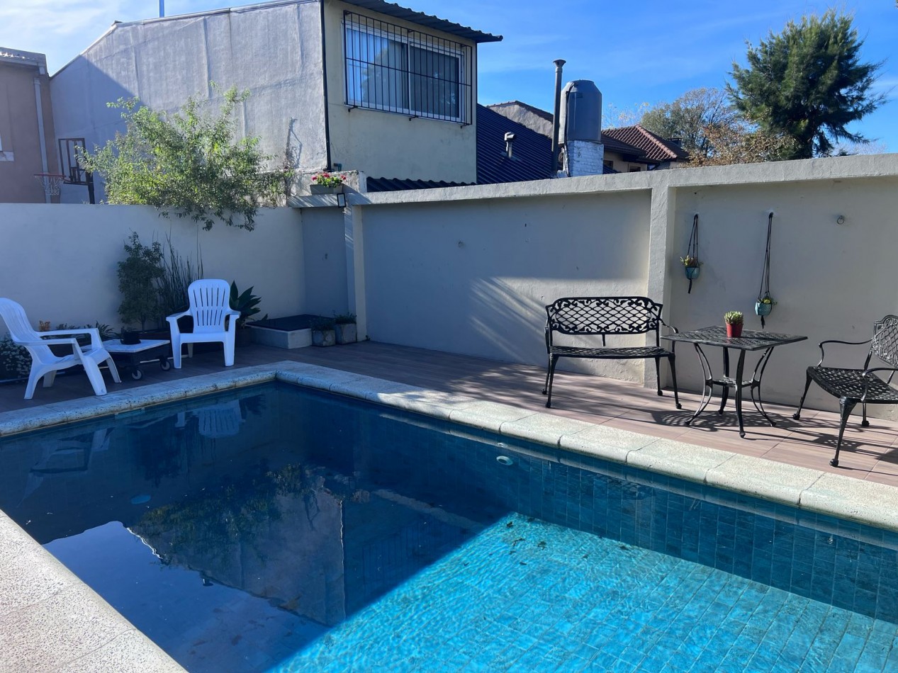 VENTA EN ZONA LOS PINARES, HERMOSO CHALET DE 4 DORMITORIOS, GARAGE, QUINCHO PARQUE Y PISCINA, IMPECABLE ESTADO Y CALIDAD