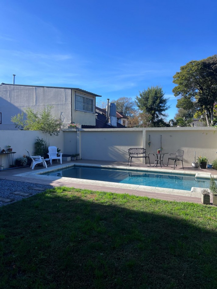 VENTA EN ZONA LOS PINARES, HERMOSO CHALET DE 4 DORMITORIOS, GARAGE, QUINCHO PARQUE Y PISCINA, IMPECABLE ESTADO Y CALIDAD