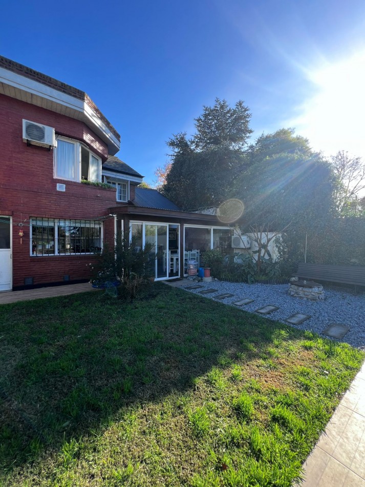 VENTA EN ZONA LOS PINARES, HERMOSO CHALET DE 4 DORMITORIOS, GARAGE, QUINCHO PARQUE Y PISCINA, IMPECABLE ESTADO Y CALIDAD