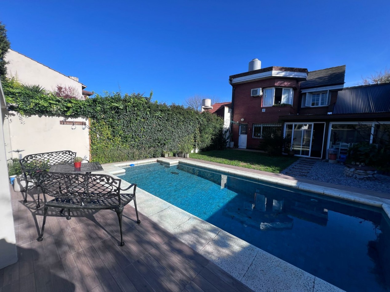 VENTA EN ZONA LOS PINARES, HERMOSO CHALET DE 4 DORMITORIOS, GARAGE, QUINCHO PARQUE Y PISCINA, IMPECABLE ESTADO Y CALIDAD