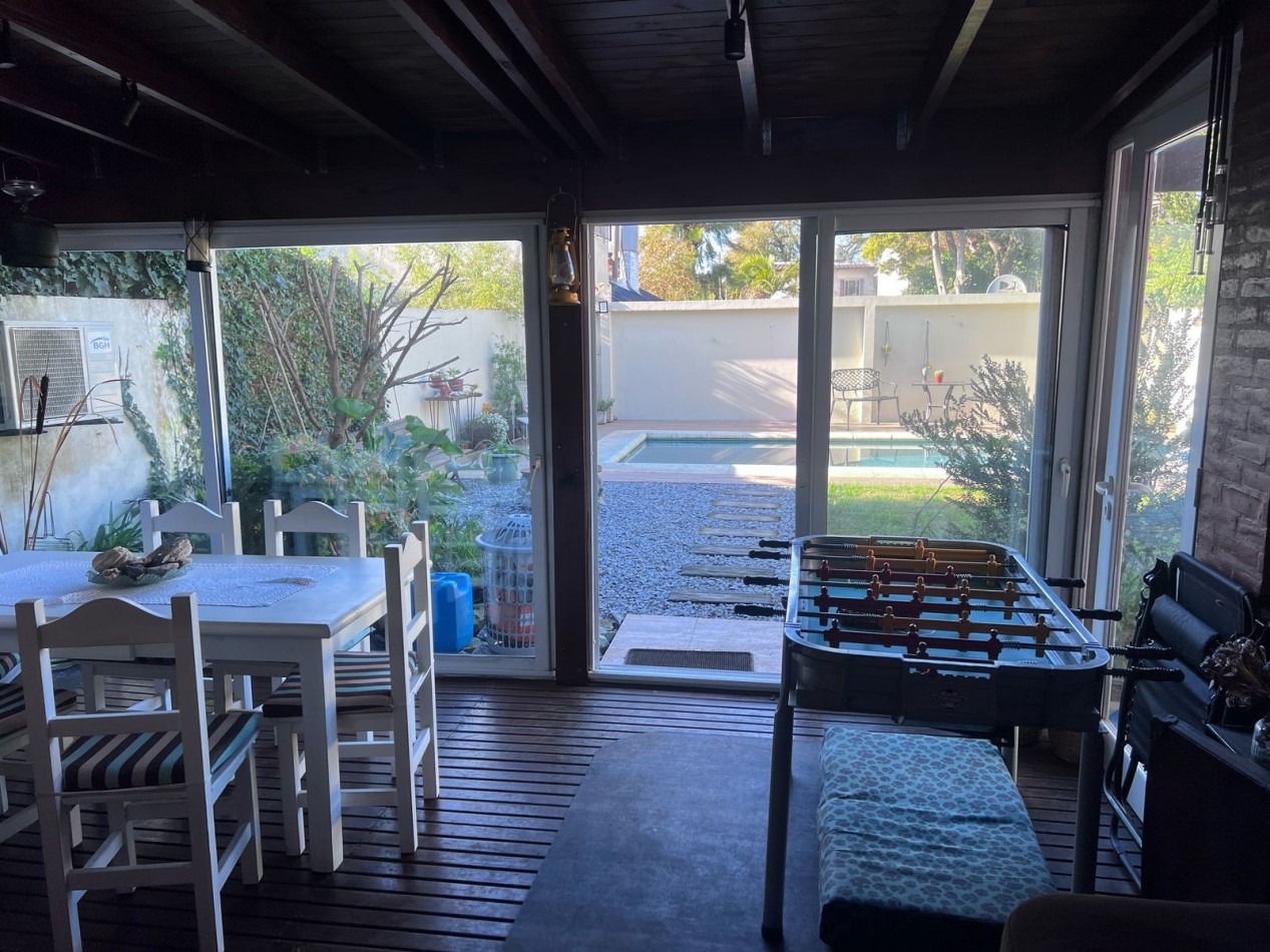 VENTA EN ZONA LOS PINARES, HERMOSO CHALET DE 4 DORMITORIOS, GARAGE, QUINCHO PARQUE Y PISCINA, IMPECABLE ESTADO Y CALIDAD
