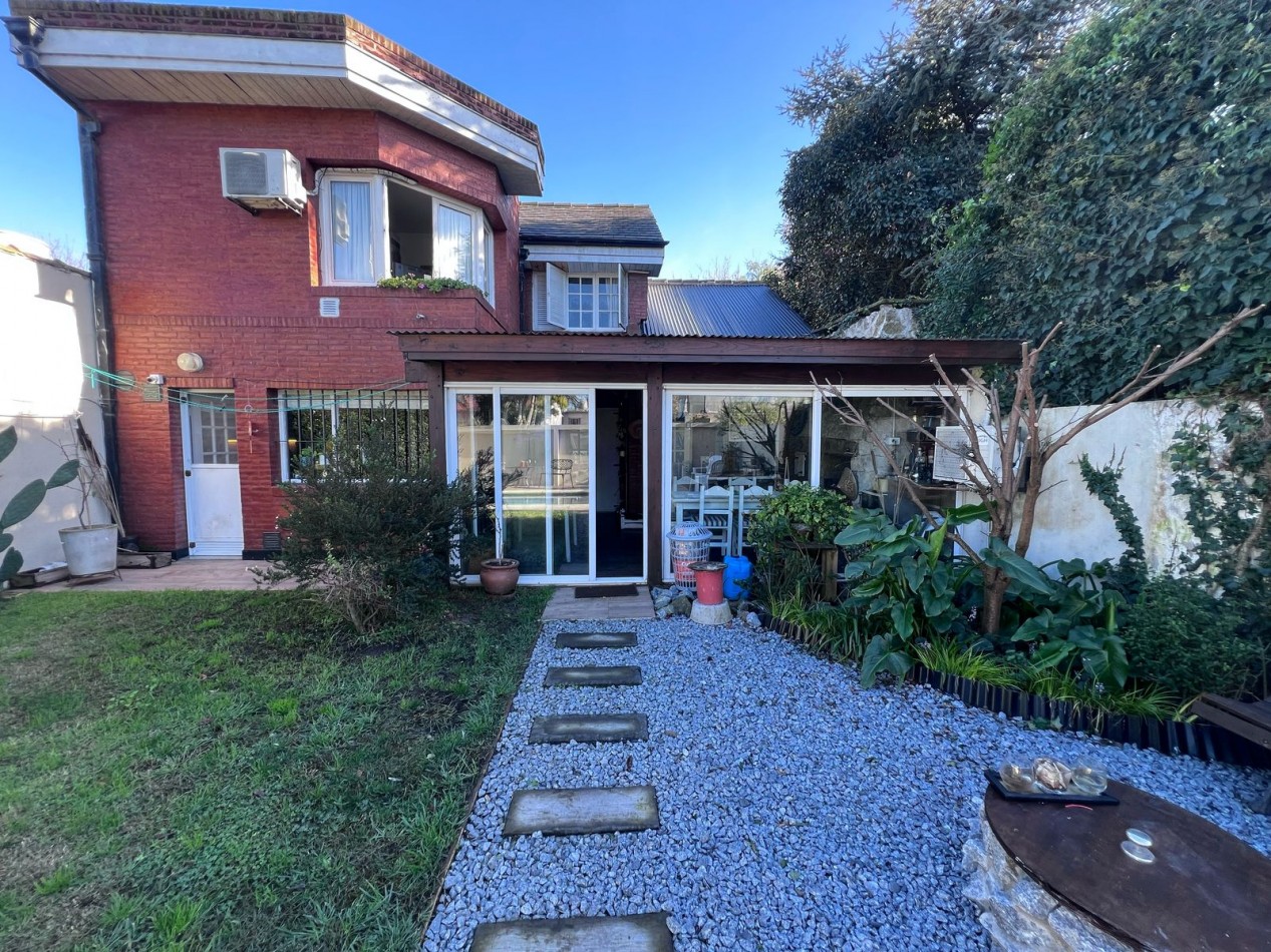 VENTA EN ZONA LOS PINARES, HERMOSO CHALET DE 4 DORMITORIOS, GARAGE, QUINCHO PARQUE Y PISCINA, IMPECABLE ESTADO Y CALIDAD