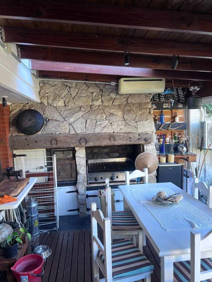 VENTA EN ZONA LOS PINARES, HERMOSO CHALET DE 4 DORMITORIOS, GARAGE, QUINCHO PARQUE Y PISCINA, IMPECABLE ESTADO Y CALIDAD