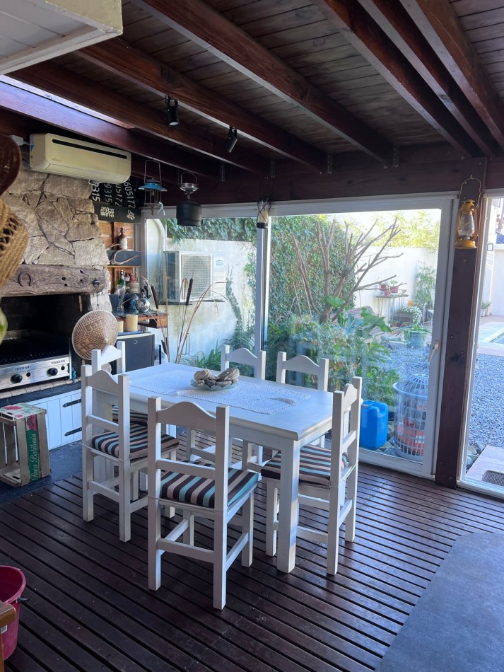 VENTA EN ZONA LOS PINARES, HERMOSO CHALET DE 4 DORMITORIOS, GARAGE, QUINCHO PARQUE Y PISCINA, IMPECABLE ESTADO Y CALIDAD