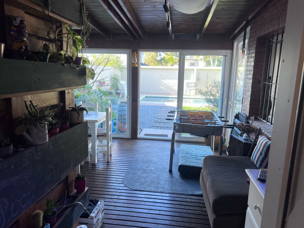 VENTA EN ZONA LOS PINARES, HERMOSO CHALET DE 4 DORMITORIOS, GARAGE, QUINCHO PARQUE Y PISCINA, IMPECABLE ESTADO Y CALIDAD