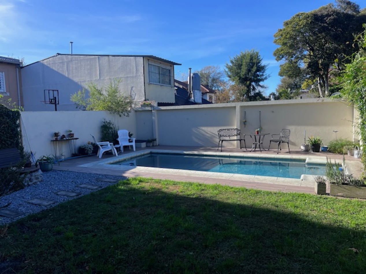 VENTA EN ZONA LOS PINARES, HERMOSO CHALET DE 4 DORMITORIOS, GARAGE, QUINCHO PARQUE Y PISCINA, IMPECABLE ESTADO Y CALIDAD