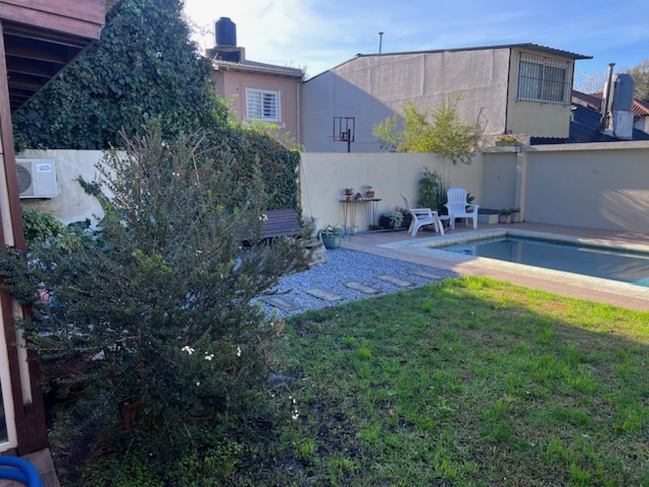 VENTA EN ZONA LOS PINARES, HERMOSO CHALET DE 4 DORMITORIOS, GARAGE, QUINCHO PARQUE Y PISCINA, IMPECABLE ESTADO Y CALIDAD