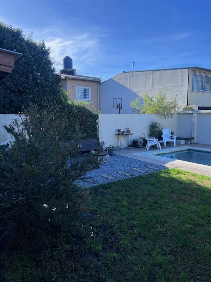 VENTA EN ZONA LOS PINARES, HERMOSO CHALET DE 4 DORMITORIOS, GARAGE, QUINCHO PARQUE Y PISCINA, IMPECABLE ESTADO Y CALIDAD