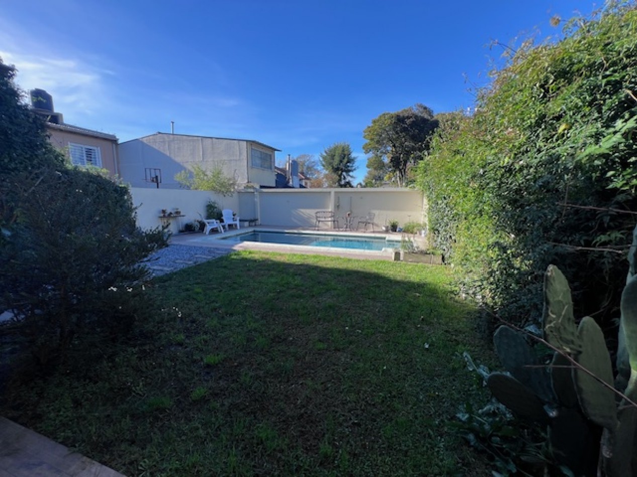 VENTA EN ZONA LOS PINARES, HERMOSO CHALET DE 4 DORMITORIOS, GARAGE, QUINCHO PARQUE Y PISCINA, IMPECABLE ESTADO Y CALIDAD